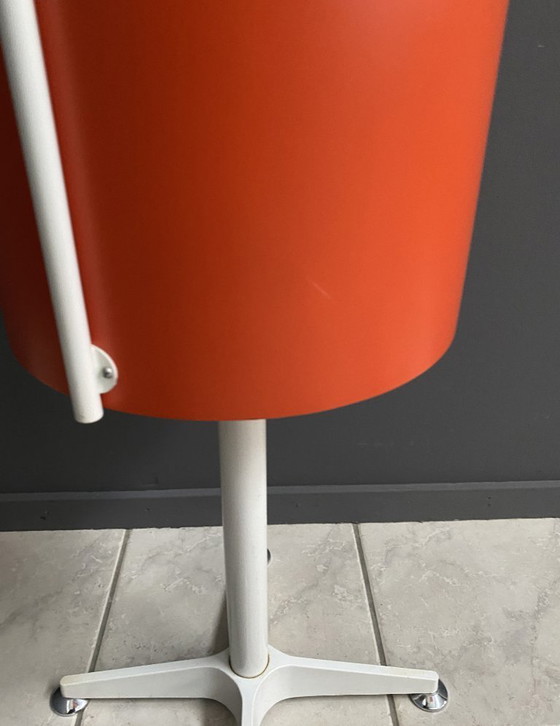 Image 1 of Una mesa de maquillaje redonda naranja de Bremshey, década de 1970