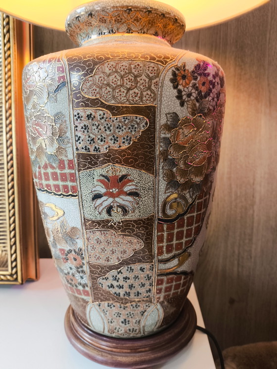 Keramische tafellamp in Aziatische Chinoiserie-stijl uit het midden van de 20e eeuw met vergulde details. (photo 4 of 6)