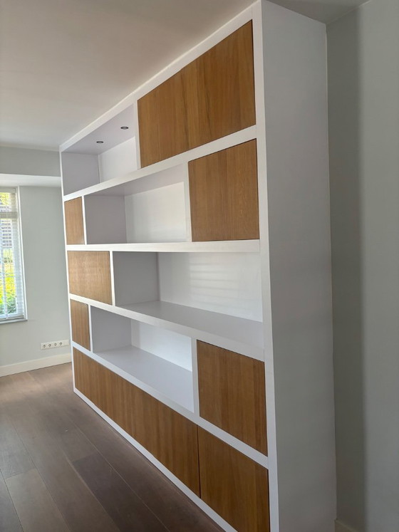 Image 1 of Moderne witte designkast op maat met warm hout