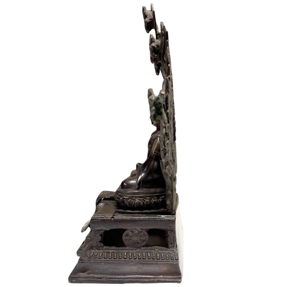 Bouddha Shakyamuni de l'Himalaya antique avec auréole – XVIIe-XVIIIe siècle – Lot 406 – Sculptures, Bronze (photo 7 of 25)