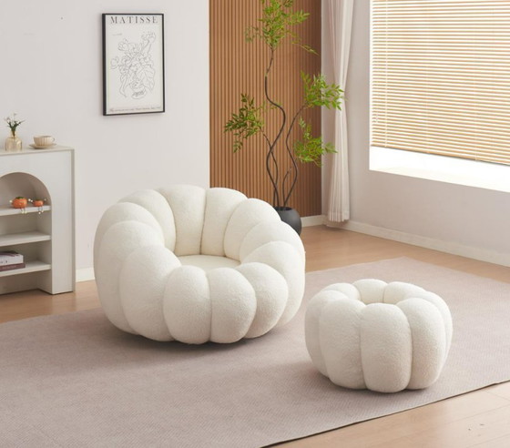 Image 1 of Sillón giratorio Pearl en tejido beige suave con reposapiés