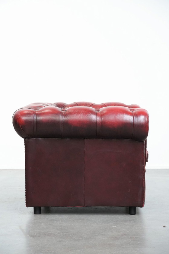 Image 1 of Chesterfield-Club-Sessel aus rotem englischem Rindsleder mit Ziernieten
