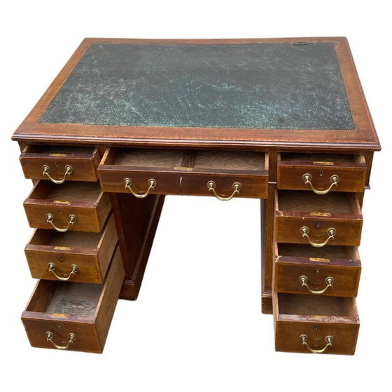 Image 1 of Scrivania antica inglese con cassettiera in noce, 1930