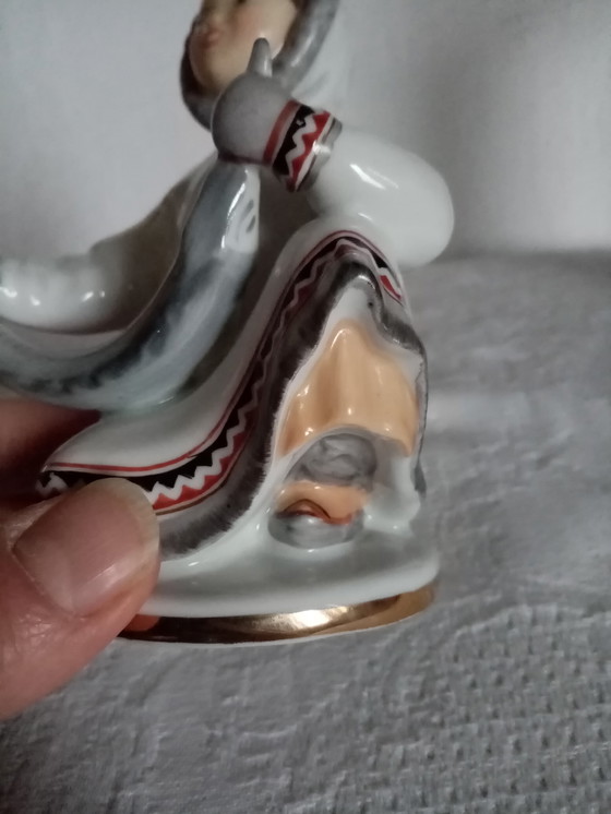 Image 1 of Statuina di porcellana sovietica &quot;Ragazza Inuit Sakha&quot; LFZ 14 cm
