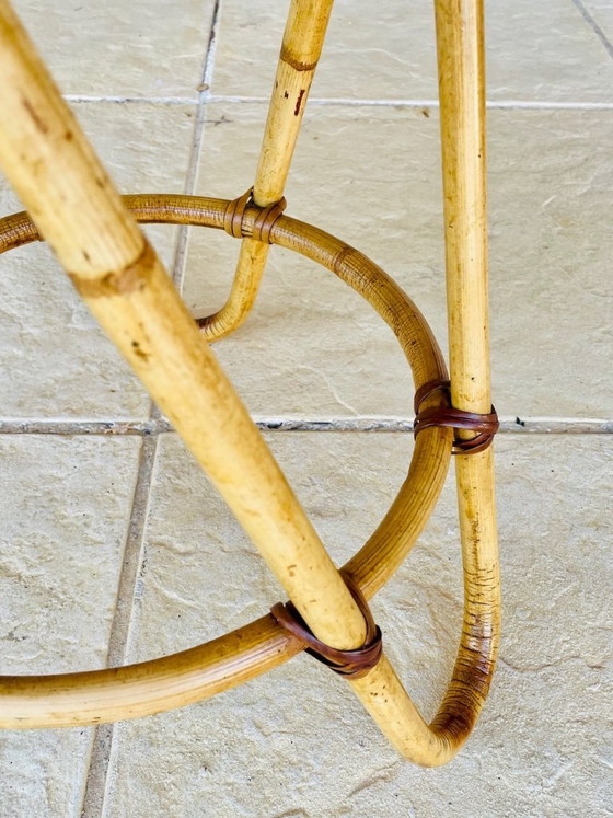 Image 1 of Mesita auxiliar de bambú y ratán de mediados de siglo, década de 1960.