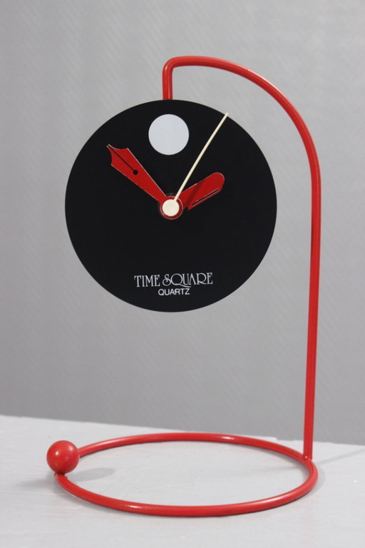 Vintage Time Square quartzklok, ontwerp van Nicolai Canetti uit 1984 in Memphis-stijl.