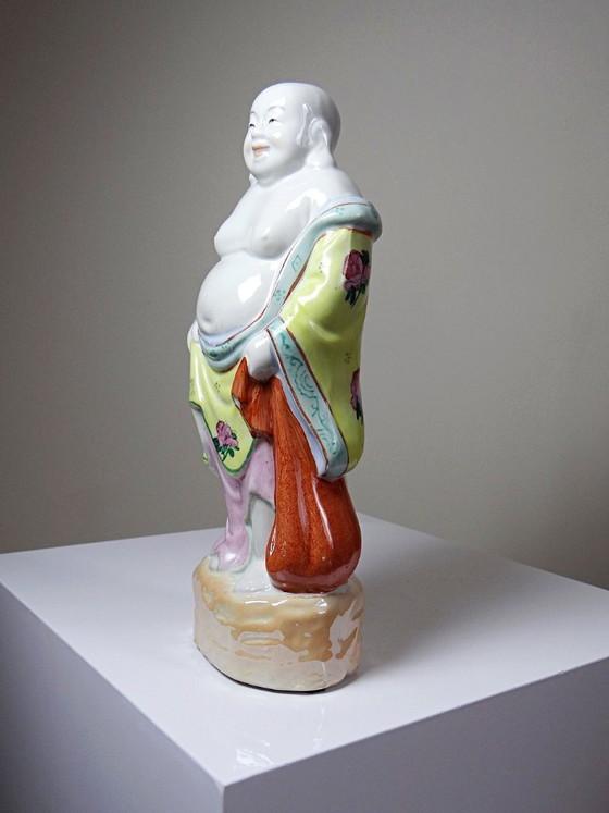 Image 1 of Estatuilla de Buda sonriente de pie, realizada en porcelana china de la familia rosa, 1960-70.