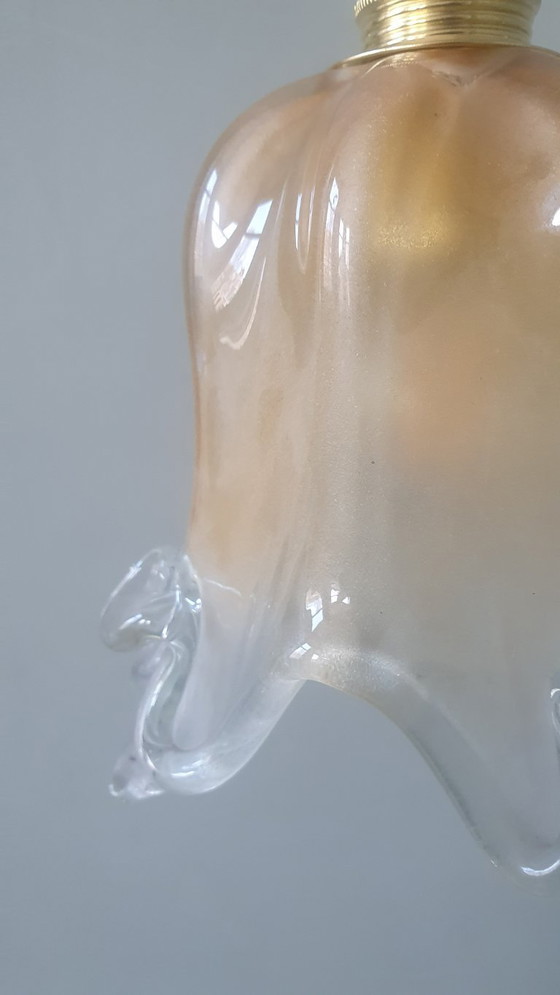 Image 1 of Lampada a sospensione vintage in Murano dalla forma a campana morbida e ondulata.