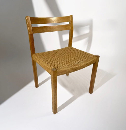 J.H. Møller Model 401 eikenhouten eetkamerstoelen met origineel Deens papieren koord — Denemarken, jaren 70 (photo 2 of 10)