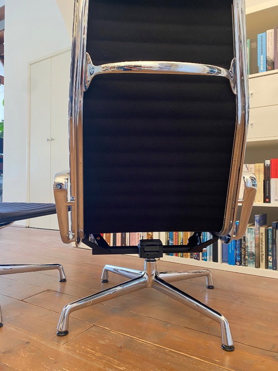 Image 1 of Sillón Vitra EA 124 con reposapiés EA 125 a juego.