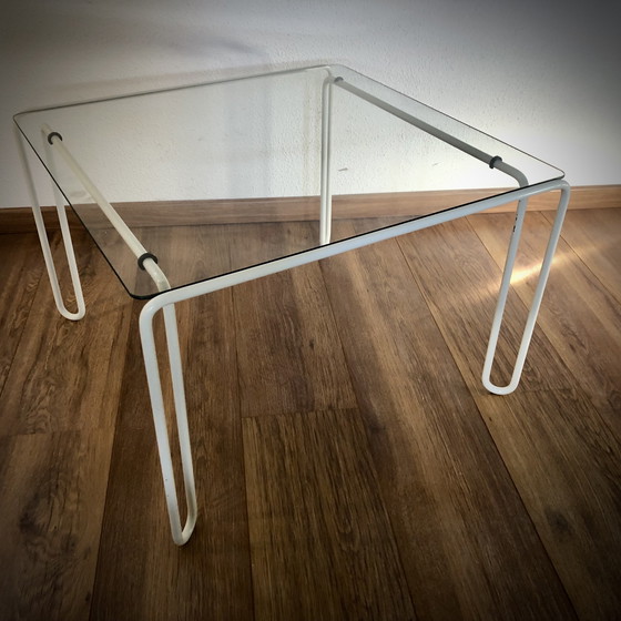 Image 1 of Mesa de centro con diseño de marco tubular