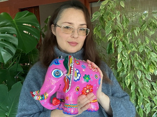 Una statuetta di elefante rosa in stile boho. Realizzata a mano dall'artista.
