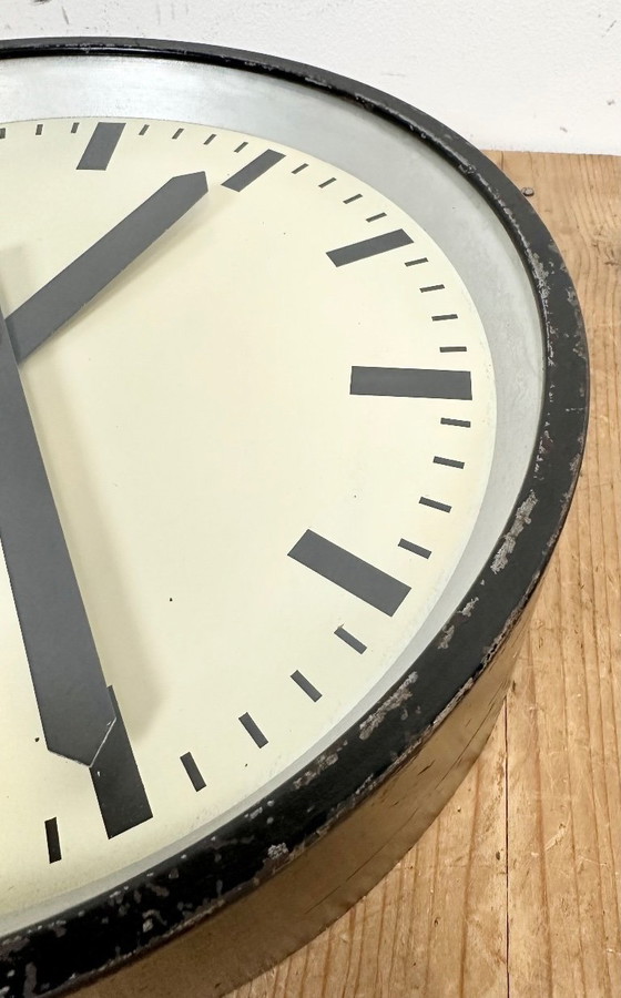 Image 1 of Zwarte industriële fabriekswandklok van International, jaren 50