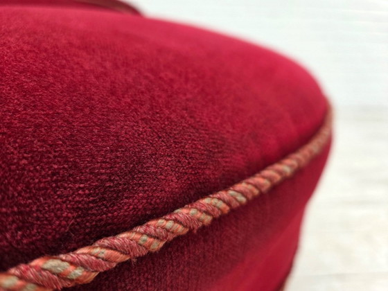 Image 1 of Sillón de cóctel danés de la década de 1950, tapizado en terciopelo rojo cereza.