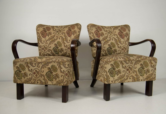 Image 1 of Een paar art deco fauteuils van gebogen hout met originele bloemenbekleding, circa jaren 1930.