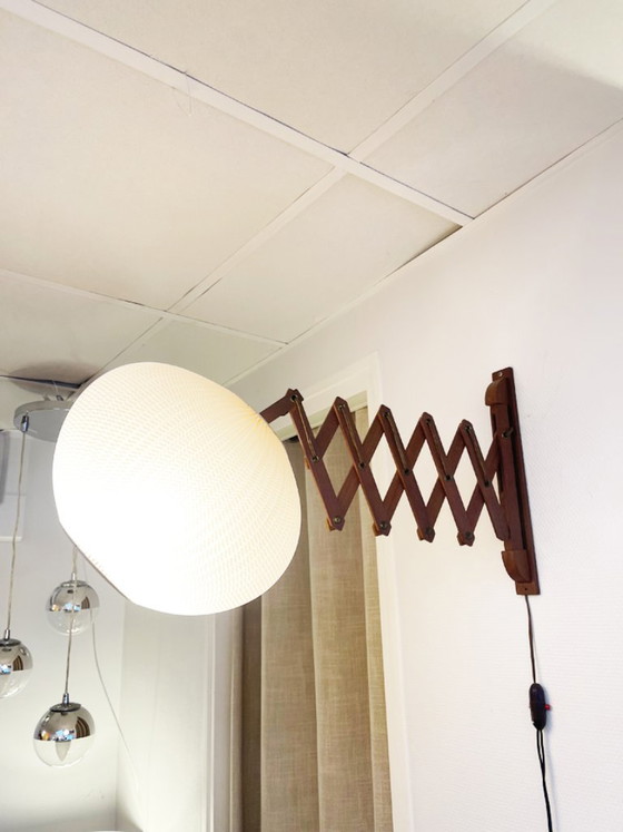 Applique accordéon scandinave en teck – abat-jour PERSPEX 1960 – Appliques murales, Wood (photo 4 of 6)