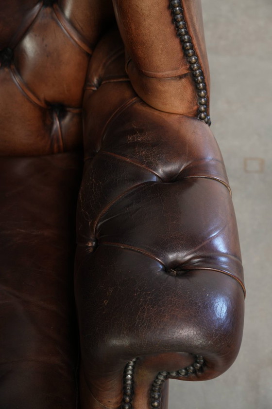 Charaktervoller alter englischer Chesterfield Ohrensessel aus Rindsleder mit schöner Patina und Details (photo 8 of 13)