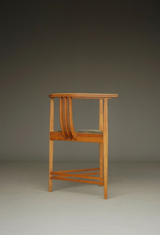 Image 1 of Bijzondere Art Deco stoel met drie poten. Jaren 1920.