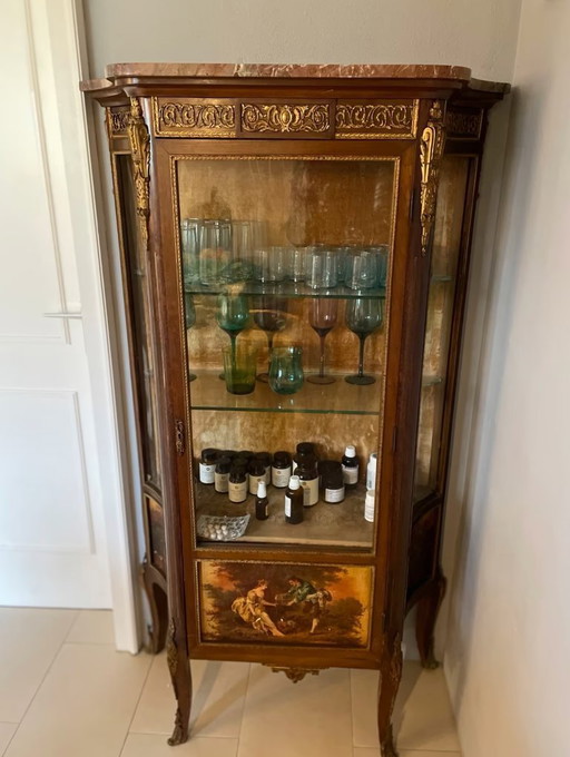 Elegante vetrina decorativa francese in stile Luigi XV