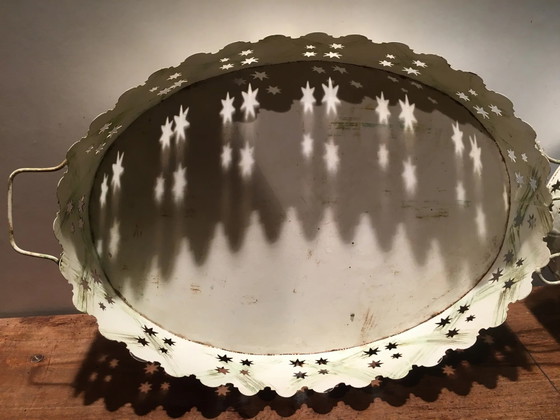 Coppia di vassoi in metallo patinato bianco – Accessori da tavola, Vintage (photo 9 of 11)