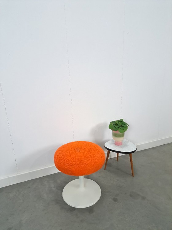 Image 1 of Sgabello in metallo bianco spaziale con soffice cuscino arancione
