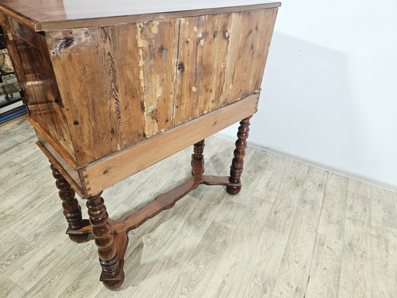Mobile barocco in noce del XIX secolo con intarsi e gambe tornite – Credenze con vetrina, Wood, Barok (photo 2 of 29)