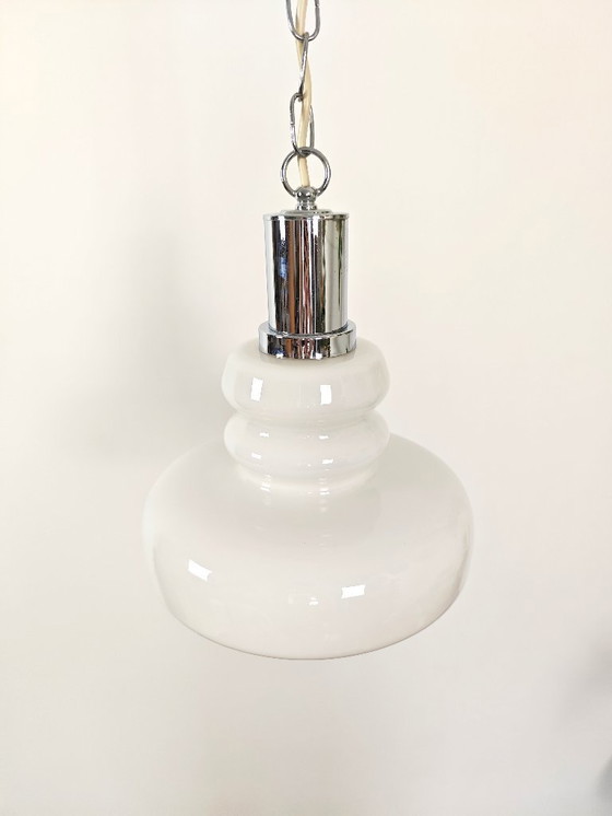 Image 1 of Lampada a sospensione vintage in vetro opalino bianco / Lampada a sospensione moderna di metà secolo jugoslava degli anni '7