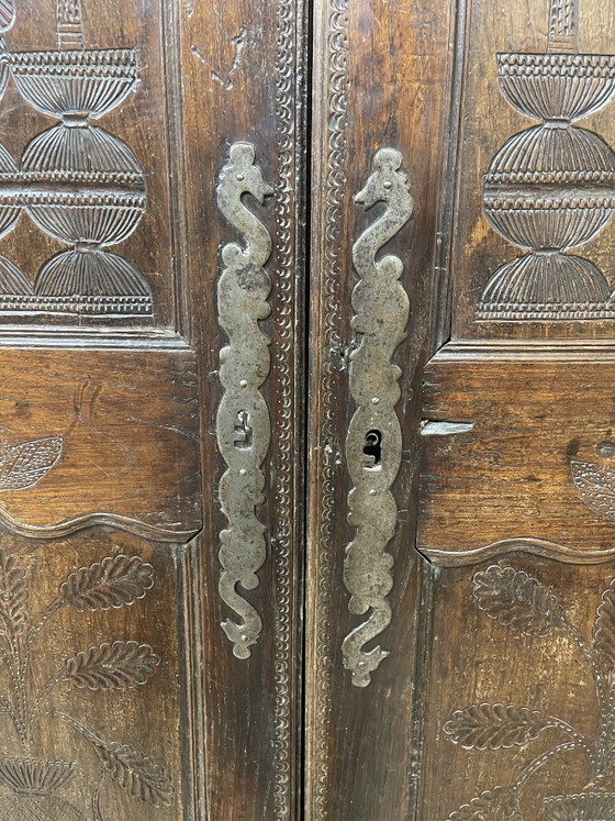 Image 1 of Armadio antico in legno intagliato