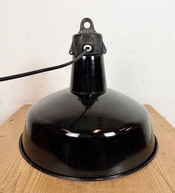 Image 1 of Industriële zwarte geëmailleerde fabriekslamp met gietijzeren bovenkant, jaren 50