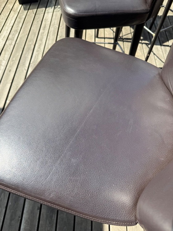 Image 1 of 7x Minotti „Aston Stool“ Barhocker von Rodolfo Dordoni – Mokka-Esche und braunes Leder