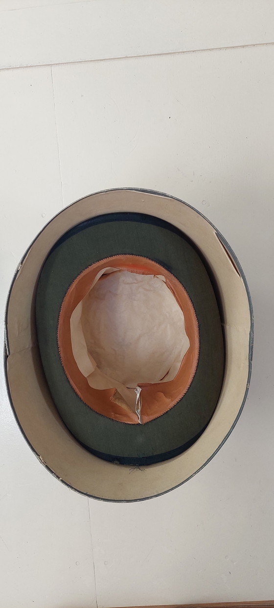 Image 1 of Antieke hoedendoos met inhoud