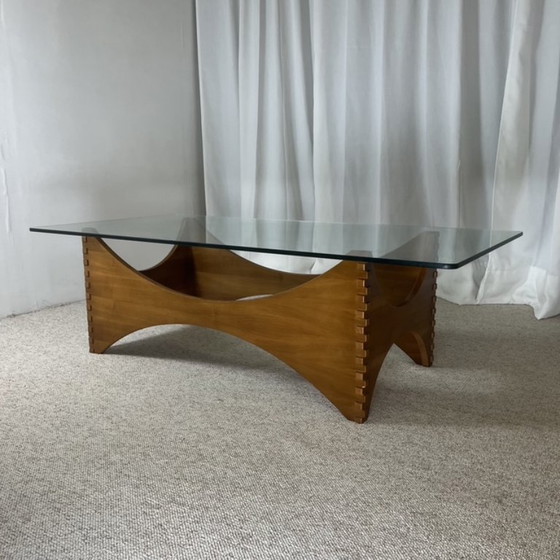 Image 1 of Sculpturale salontafel van mahoniehout en glas – Europa, jaren 70