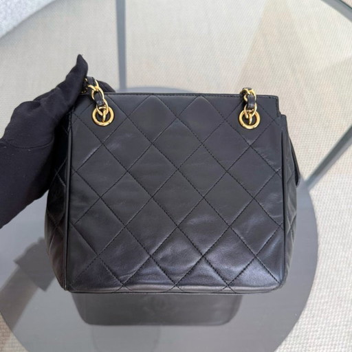 Pochette Chanel con catena - Pelle di agnello trapuntata nera, finiture in oro 24 carati, Serie 3