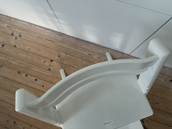Image 1 of Stokke Tripp Trapp design houten kinderstoel meegroeistoel originele kleur wit 1e eigenaar met glijders