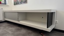 Credenza Castelijn d242 bianca con ante in alluminio e pannelli laterali neri.