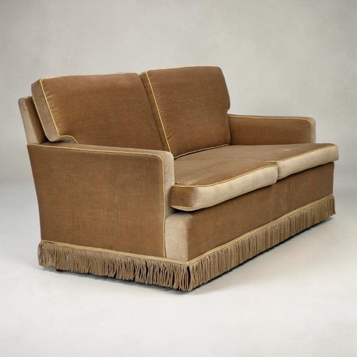 Deense tweezitsbank uit de jaren 70, bekleed met honinggeel meubelvelours.