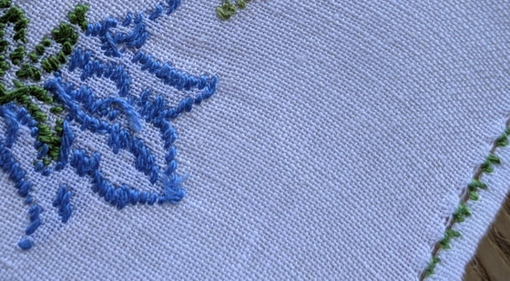 Image 1 of Tovagliolo vintage in voile di lino ricamato a mano - Fiore blu