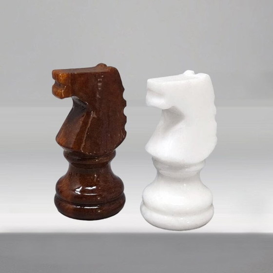 Image 1 of Magnifique jeu d'échecs marron et blanc des années 1970 en albâtre de Volterra, fait main. Fabriqué en Italie.