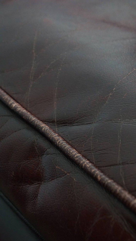 Image 1 of Bordeauxrode Rundleren Oorfauteuil in Engelse Stijl