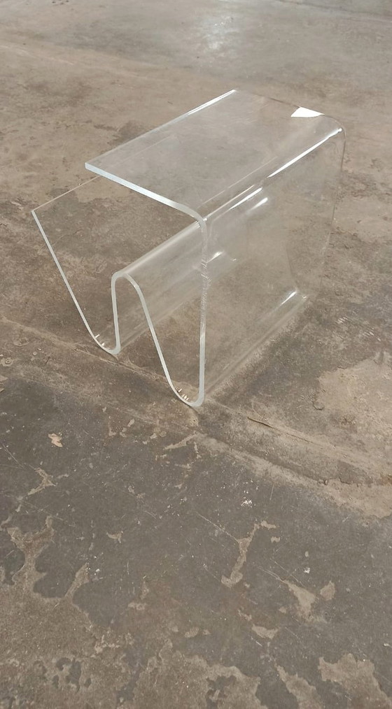 Image 1 of Table d'appoint vintage en plexiglas avec porte-revues