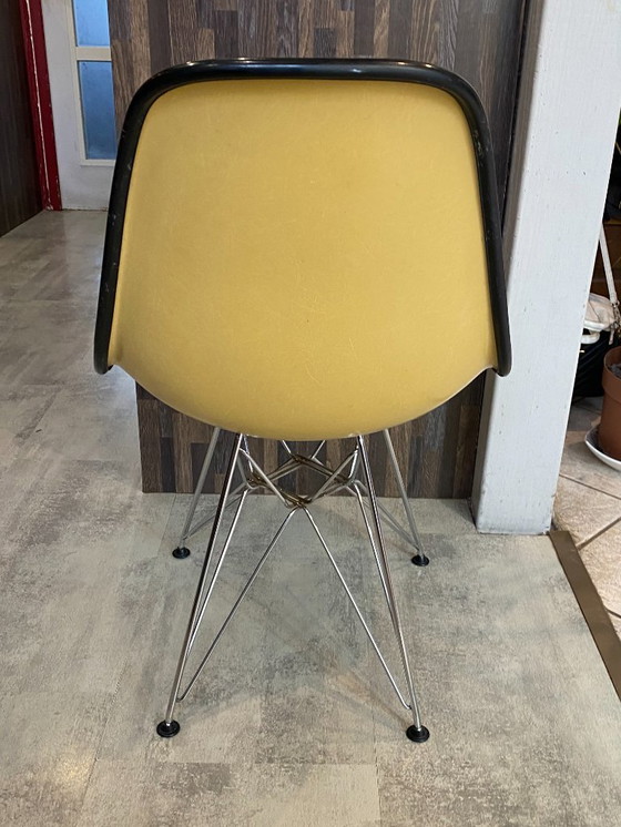 Image 1 of Sedia vintage anni '50/'60/'70 di Eames Herman Miller in fibra di vetro rivestita in vinile giallo.