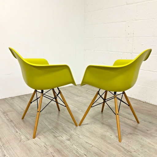 Una coppia di autentiche sedie Charles Eames Daw per Vitra