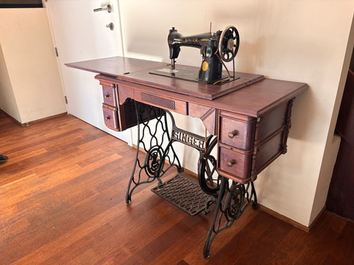 Macchina da cucire Singer con cassetti, 1927