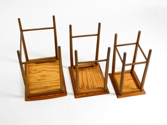 Image 1 of Originale set di 3 tavolini da nido in teak del Mid Century Modern con superfici in formica colorata