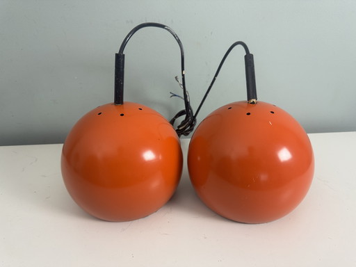 Satz von 2 orangefarbenen Space Age Globe Pendelleuchten 1970er Jahre