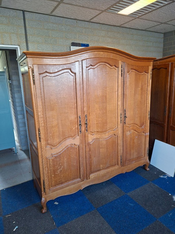 Hölzerner Kleiderschrank mit drei Türen, Kleiderschränke, Holz, Metall, Braun, Klassiek (Foto 2 von 10)