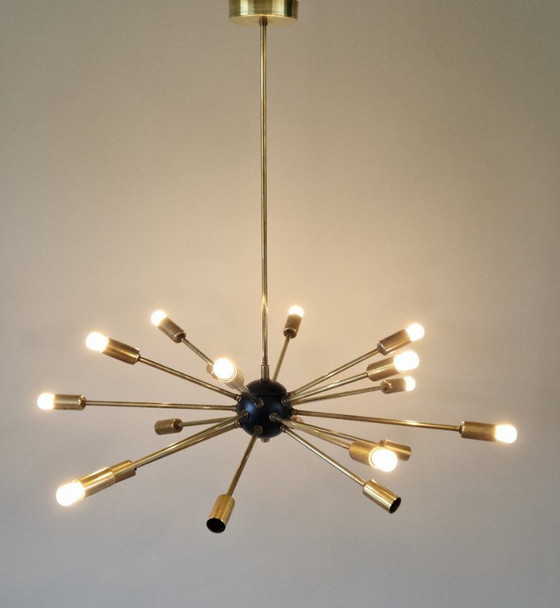 Image 1 of Lustre vintage de style Stilnovo, design italien du milieu du XXe siècle, années 1960, en laiton