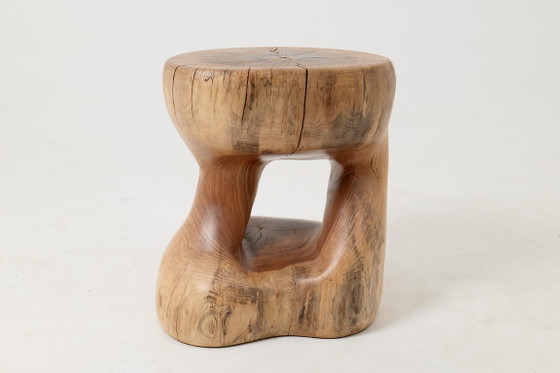 Image 1 of Tabouret/table d'appoint sculpturale, noyer sculpté, pièce unique, Logniture