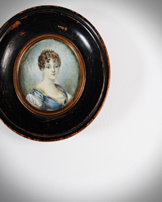 Image 1 of Tondo retrato en miniatura de una mujer de estilo Imperio pintado a mano al gouache siglo XIX