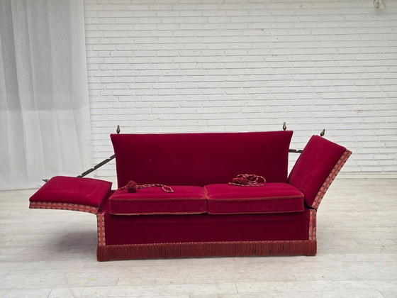 Image 1 of Canapé danois 2 places à accoudoirs rabattables « espagnol » des années 1970, revêtement en velours rouge.